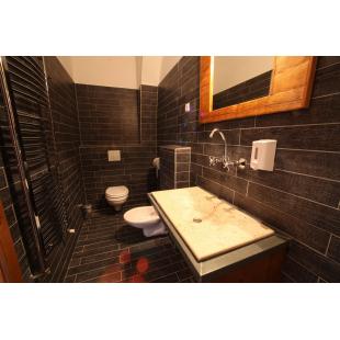 debrecen regi posta panzio szalloda furdo pult travertin mosdo modern csempe szurke fahatasu egyedi tervezes gyartas loft design tukor burkolat.jpg